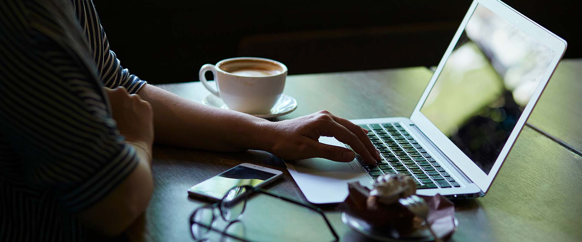 Unterhalt bei Selbstständigen, eine selbstständige Person sitzt am Laptop und arbeitet