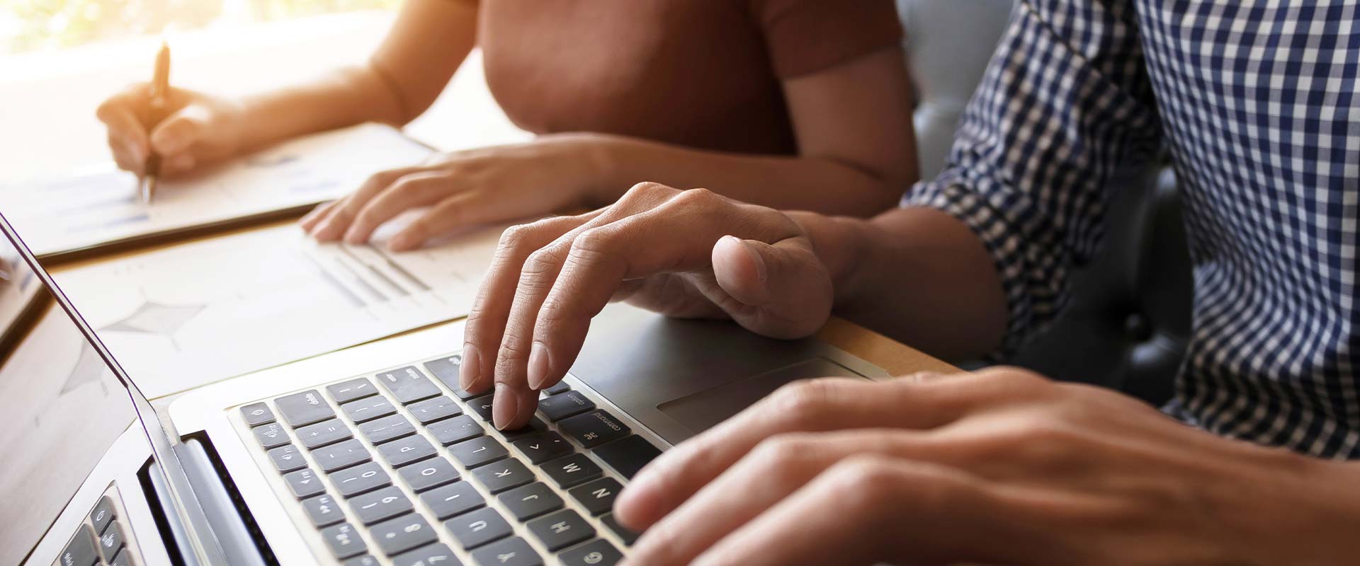 Verzicht auf nachehelichen Unterhalt, zwei Personen arbeiten am Schreibtisch