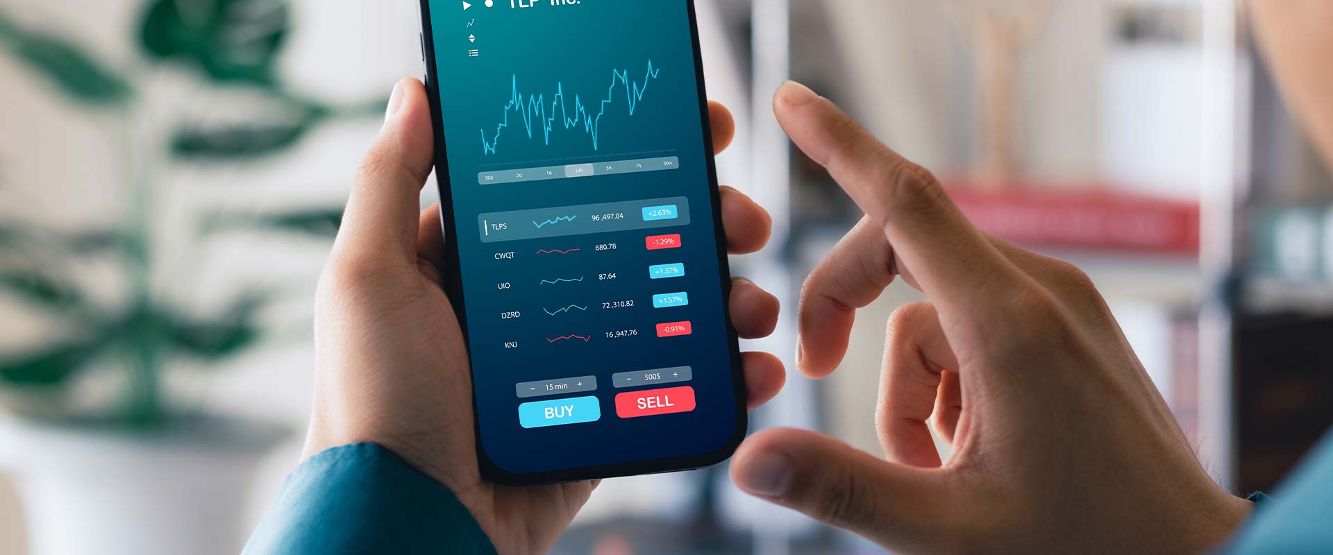 Kryptovermögen in der Trennung, eine Person schaut sich auf dem Smartphone die Entwicklung seiner Krypto-Investitionen an
